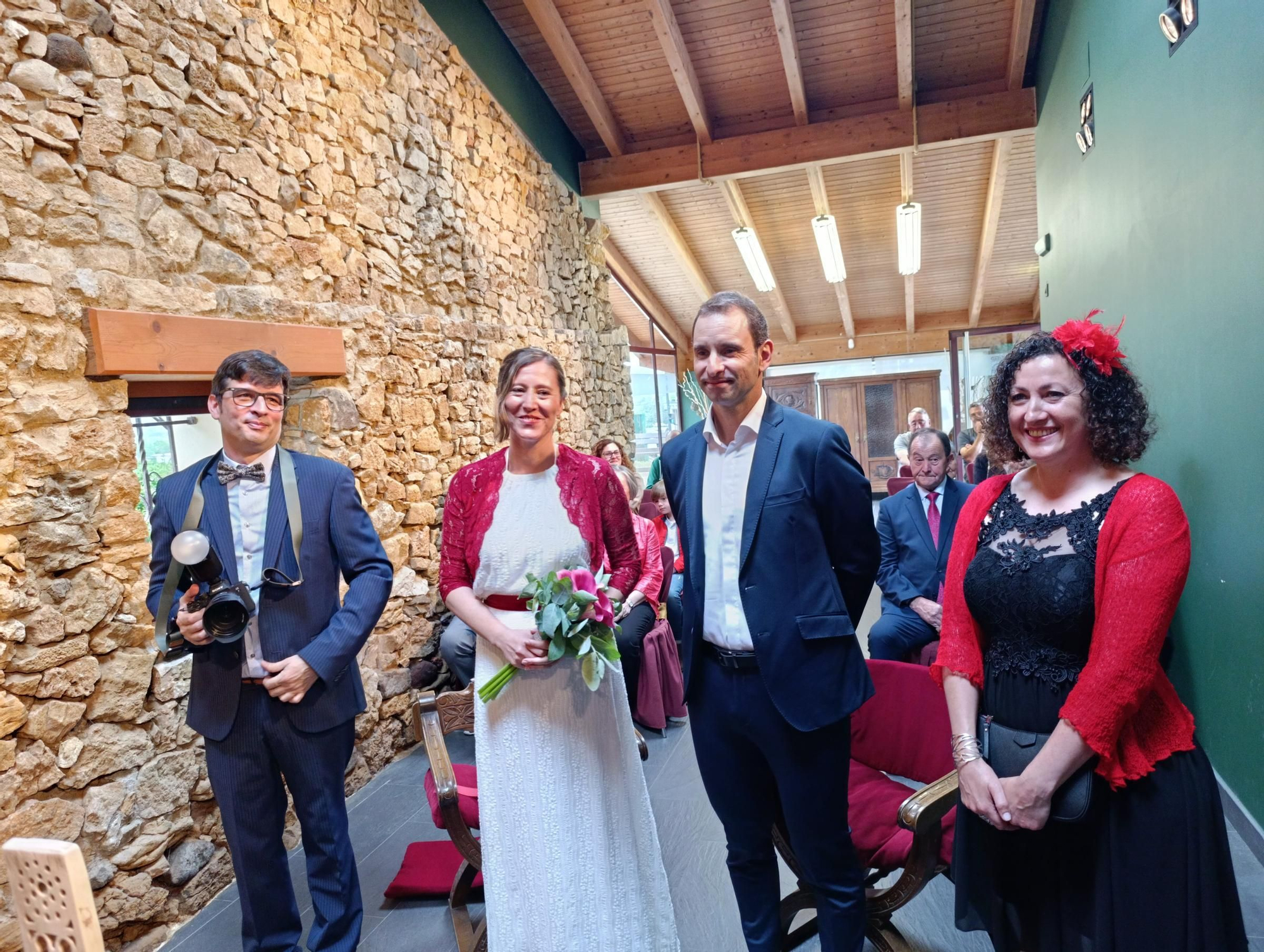 Coral Álvarez y Santiago Valladares se dan el "Sí, quiero" en Llanera