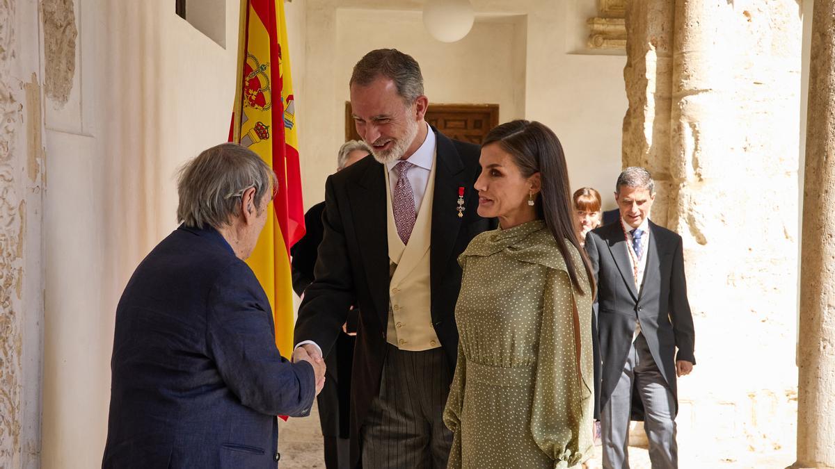 El escritor venezolano Rafael Cadenas, saluda al Rey Felipe VI y la Reina Letizia, a su llegada al acto de entrega del Premio Cervantes 2022.