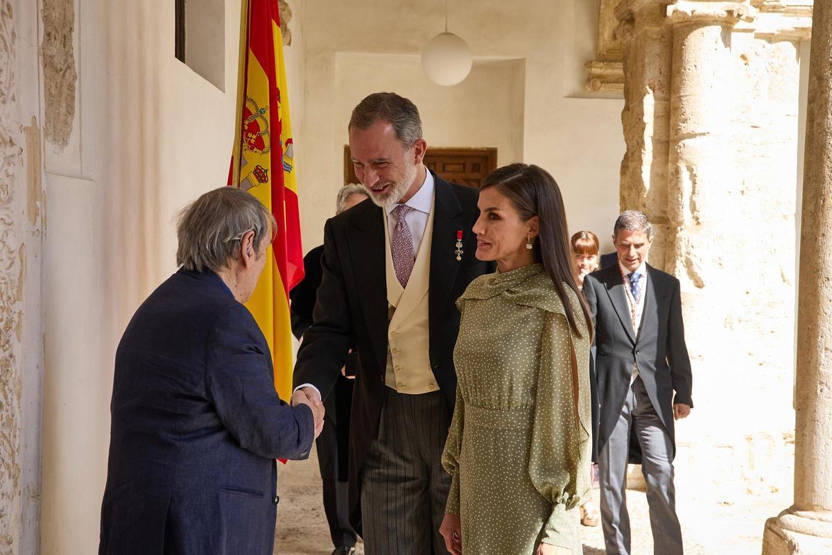El escritor venezolano Rafael Cadenas, saluda al Rey Felipe VI y la Reina Letizia, a su llegada al acto de entrega del Premio Cervantes 2022.