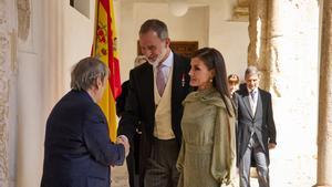 (I-D) El escritor venezolano Rafael Cadenas, saluda al Rey Felipe VI y la Reina Letizia, a su llegada al acto de entrega del Premio Cervantes 2022, en el paraninfo de la Universidad de Alcalá de Henares, a 24 de abril, en Alcalá de Henares, Madrid (España