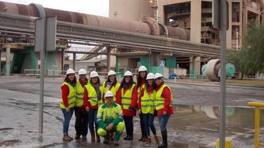 Falleras de Teodoro  Llorente visitan las instalaciones de Lafarge