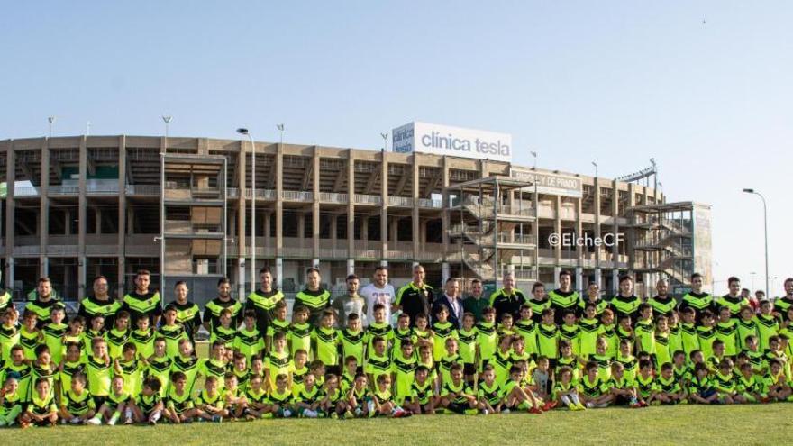 Los niños y niñas de la Escuela del Elche junto a Gonzalo Verdú, Manu y el presidente, Diego García.