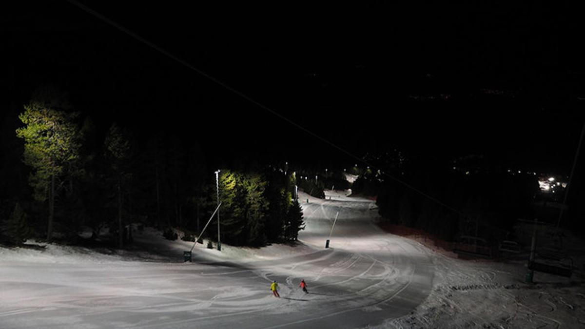 Dos esquiadores bajan por una de las pistas iluminadas de Masella