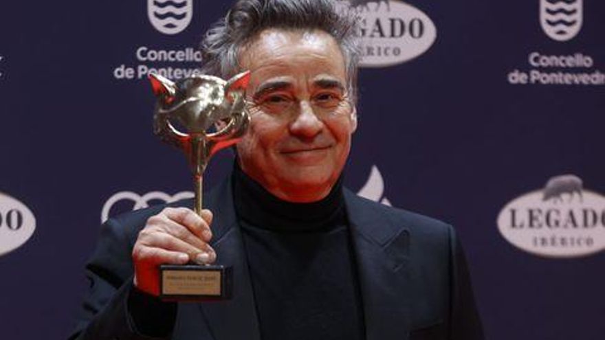 Eduard Fernández con el Premio Feroz a Mejor actor protagonista de una película