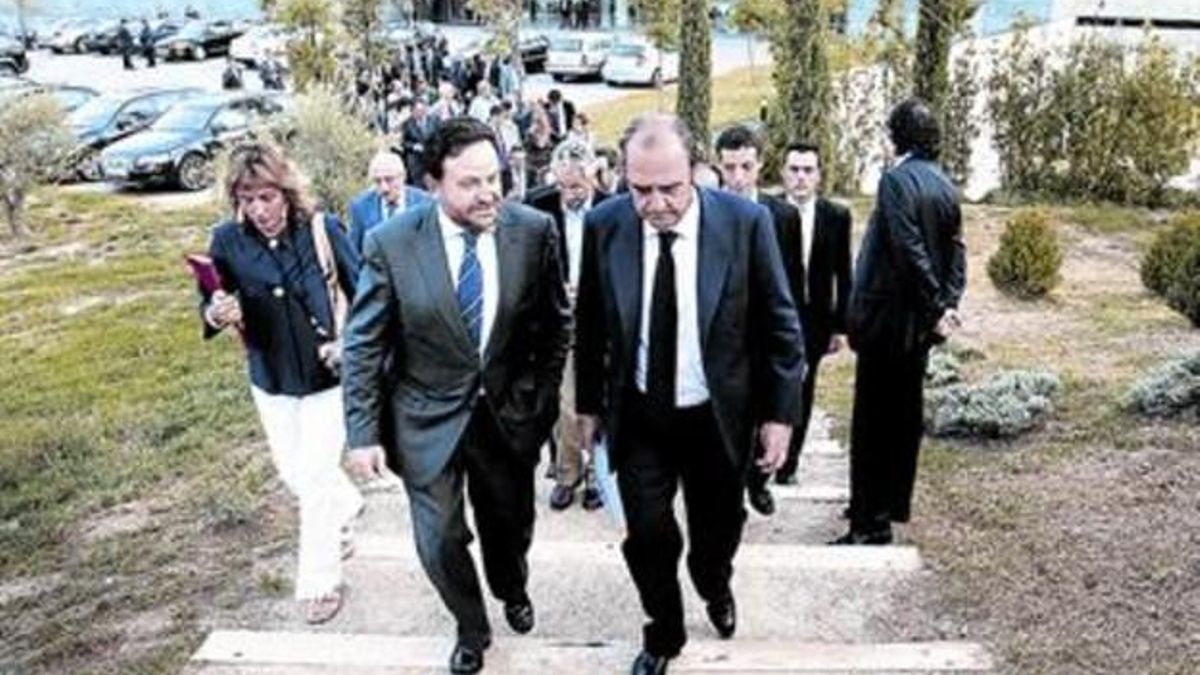 El banquero Juan March (derecha) y Luis Fidalgo, su jefe de prensa, se dirigen al monasterio de Sant Benet.