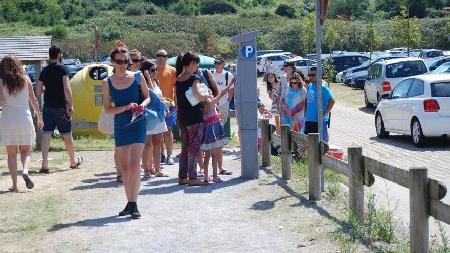 Los usuarios de la playa  de Rodiles no tendrán que pagar por aparcar