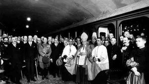 Autoridades civiles, religiosas y militares inauguran la línea del Metro Transversal, el 10 de junio de 1926.