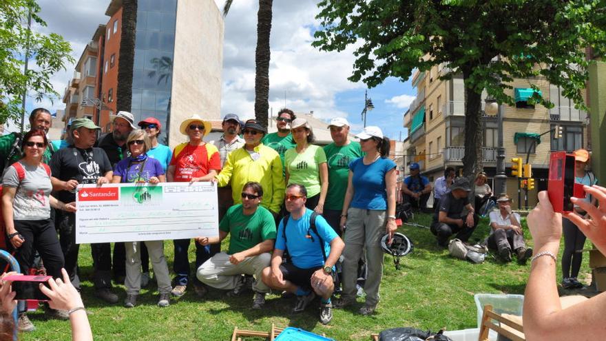 Entrega del cheque tras la recaudación de las Marchas