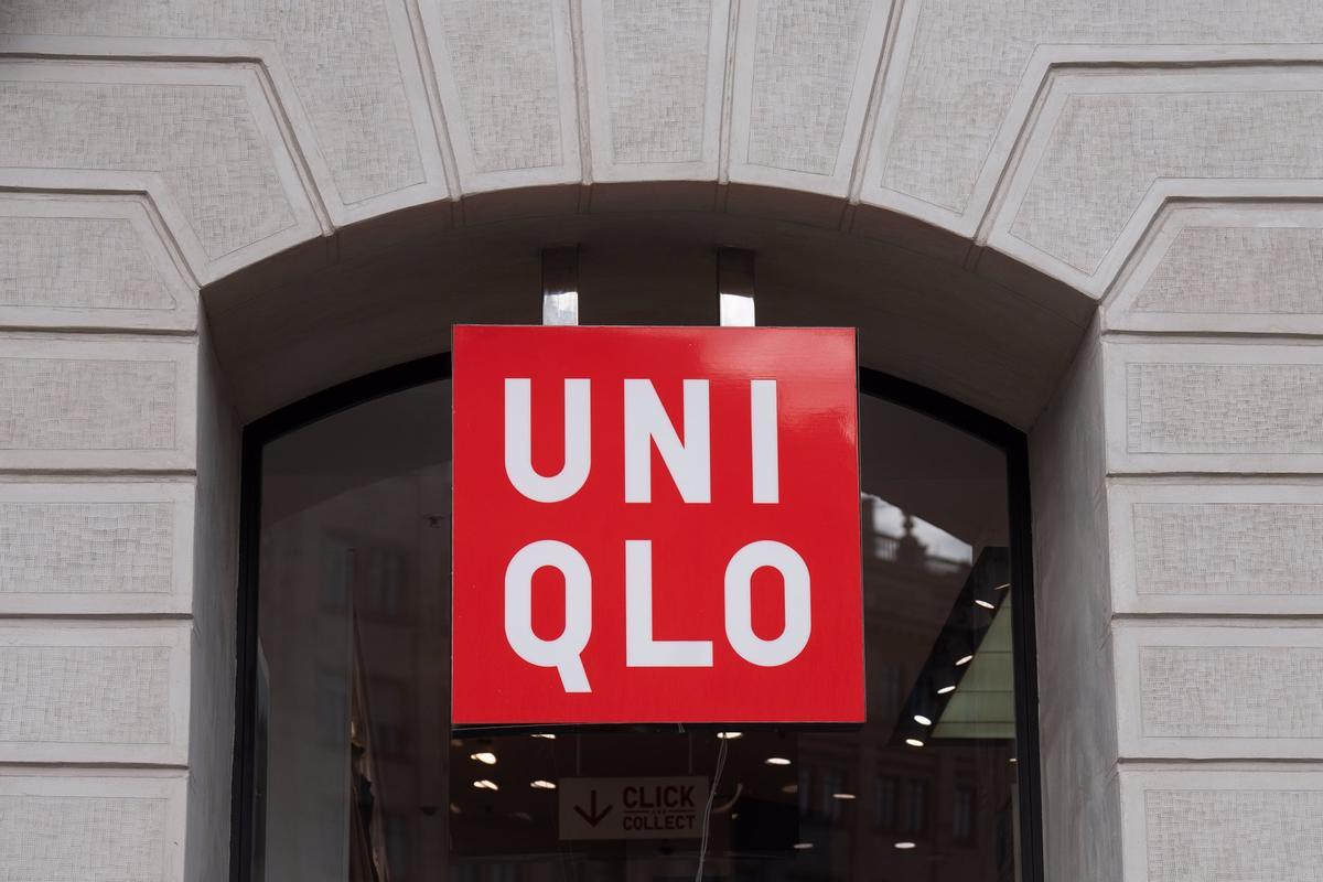 Letrero de la tienda Uniqlo en el Paseo de Gracia en Barcelona, a 15 de enero de 2024, en Barcelona, Catalunya (España).