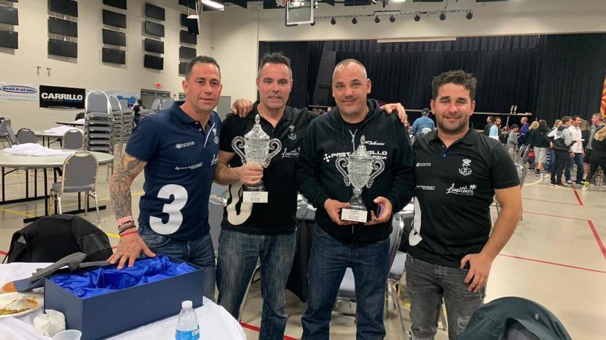 El equipo mallorquÃ­n posa con sus copas tras la entrega de trofeos.