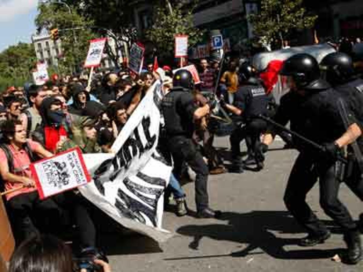 Un centenar de manifestants han protagonitzat disturbis als carrers del centre de Barcelona.