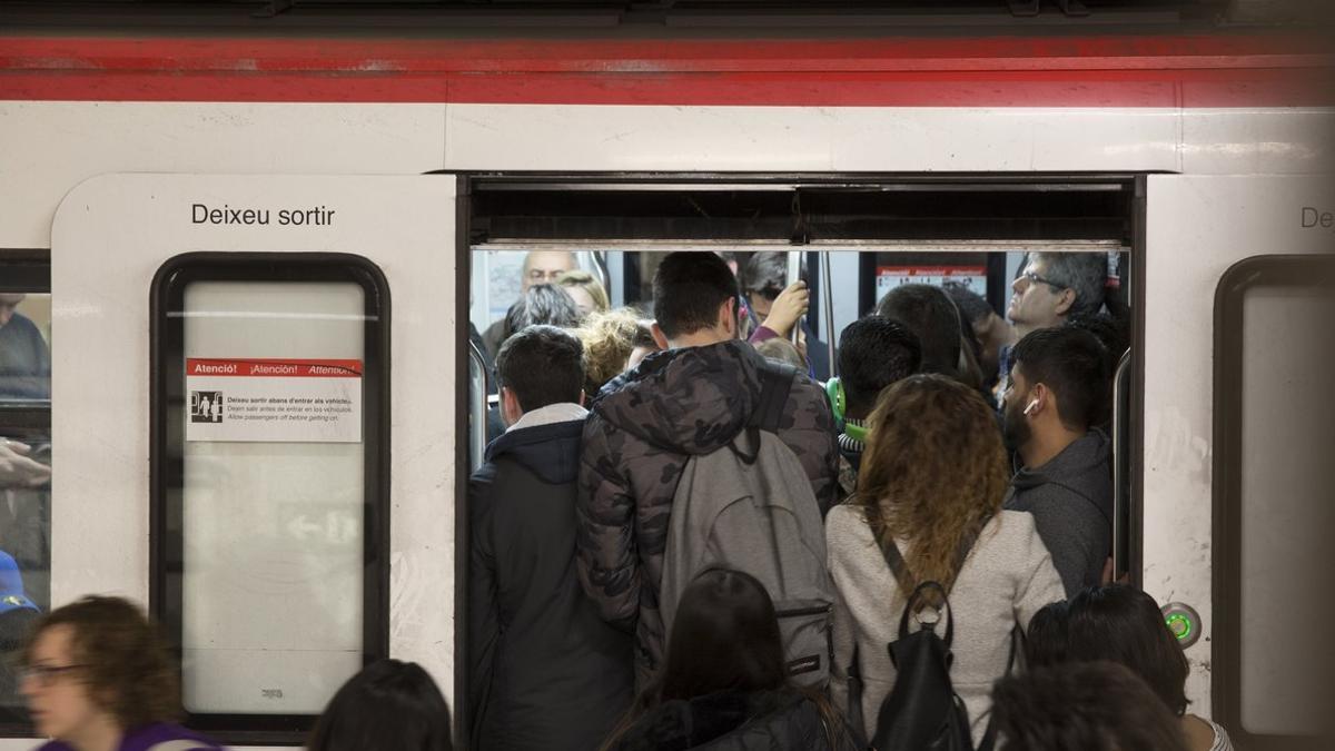 Aglomeraciones en la estación de Espanya del metro, en un día de huelga parcial