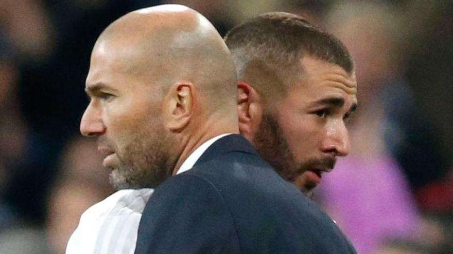 Benzema abraza a Zidane tras su sustitución. juan carlos hidalgo / efe