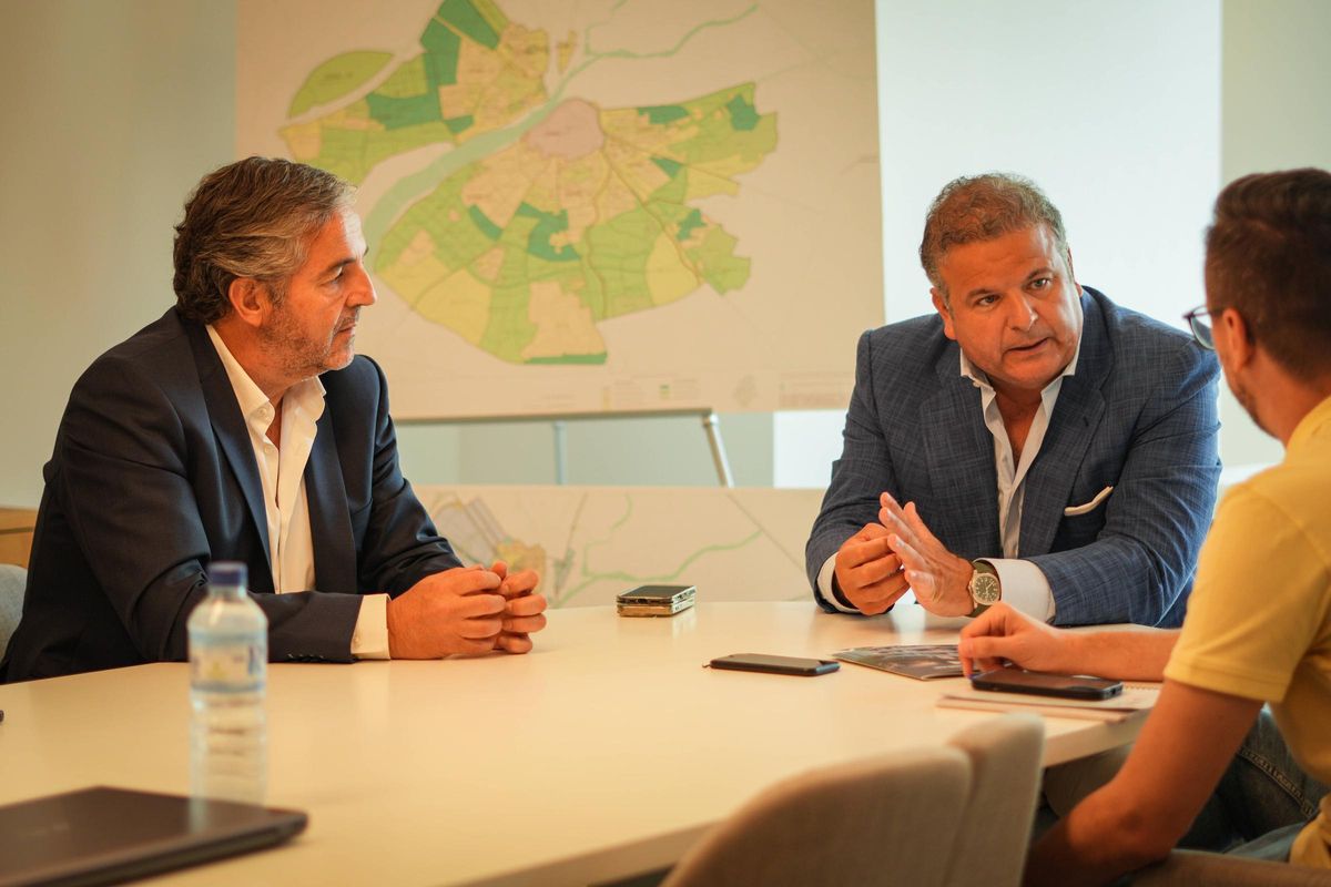 Alberto Quemada y Alejandro Ayala, a la izquierda y derecha, hablan sobre la sociedad que han creado desde Landco y Domus Pacensis.