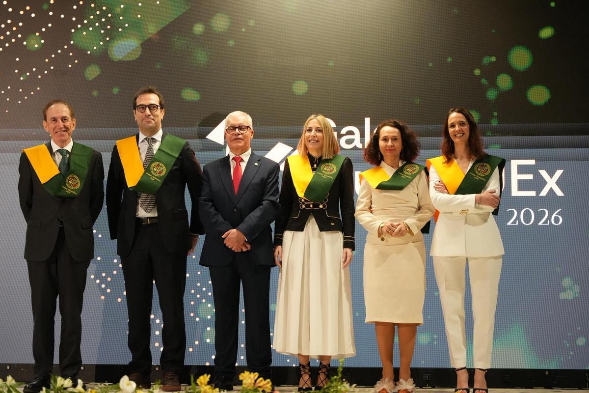 Los primeros Alumni Honorífico posan junto al rector de la Universidad de Extremadura.