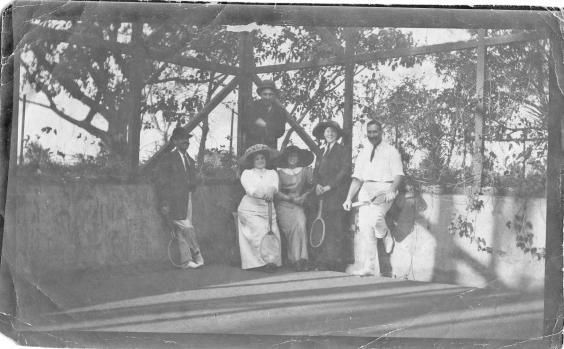 Un grupo de tenistas asturianos en 1908.