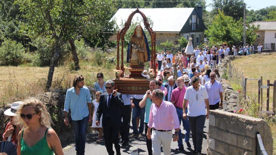 Celebración de Santa Ana en Robleda, donde paseó la procesión junto al pendón y las gaitas de As Portelas tras la misa cantada por la Coral Tierras Altas. Para terminar, una exposición del fotógrafo Jorge Rodríguez sobre la Sanabria del pasado.| |  ARACELI SAAVEDRA