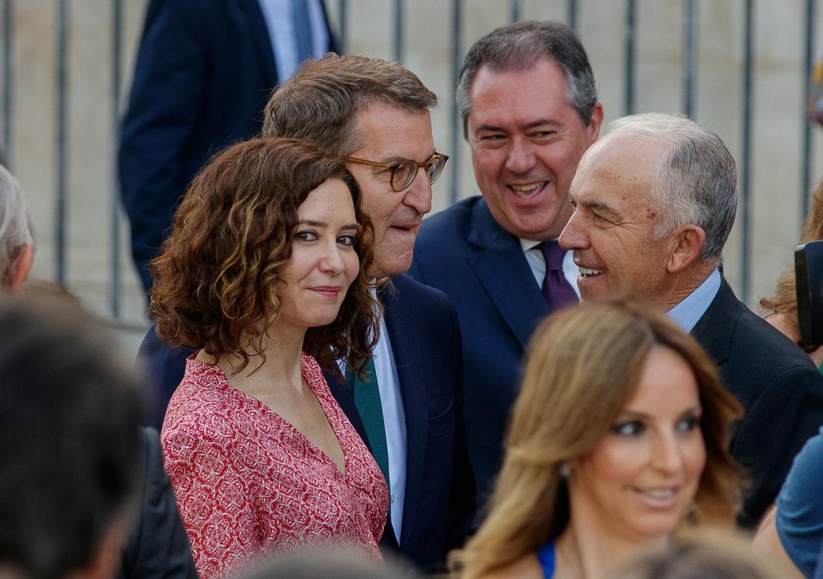 SEVILLA, 23/07/2022.- La presidenta de la Comunidad de Madrid, Isabel Díaz Ayuso; del PP, Alberto Núñez Feijóo, y el líder del PSOE andaluz, Juan Espadas (2d ) conversan antes de la jura del presidente de la Junta de Andalucía, Juanma Moreno, hoy sábado en un acto que se ha desarrollado ante la fachada del Palacio de San Telmo de Sevilla, sede de la Presidencia. EFE/Julio Muñoz