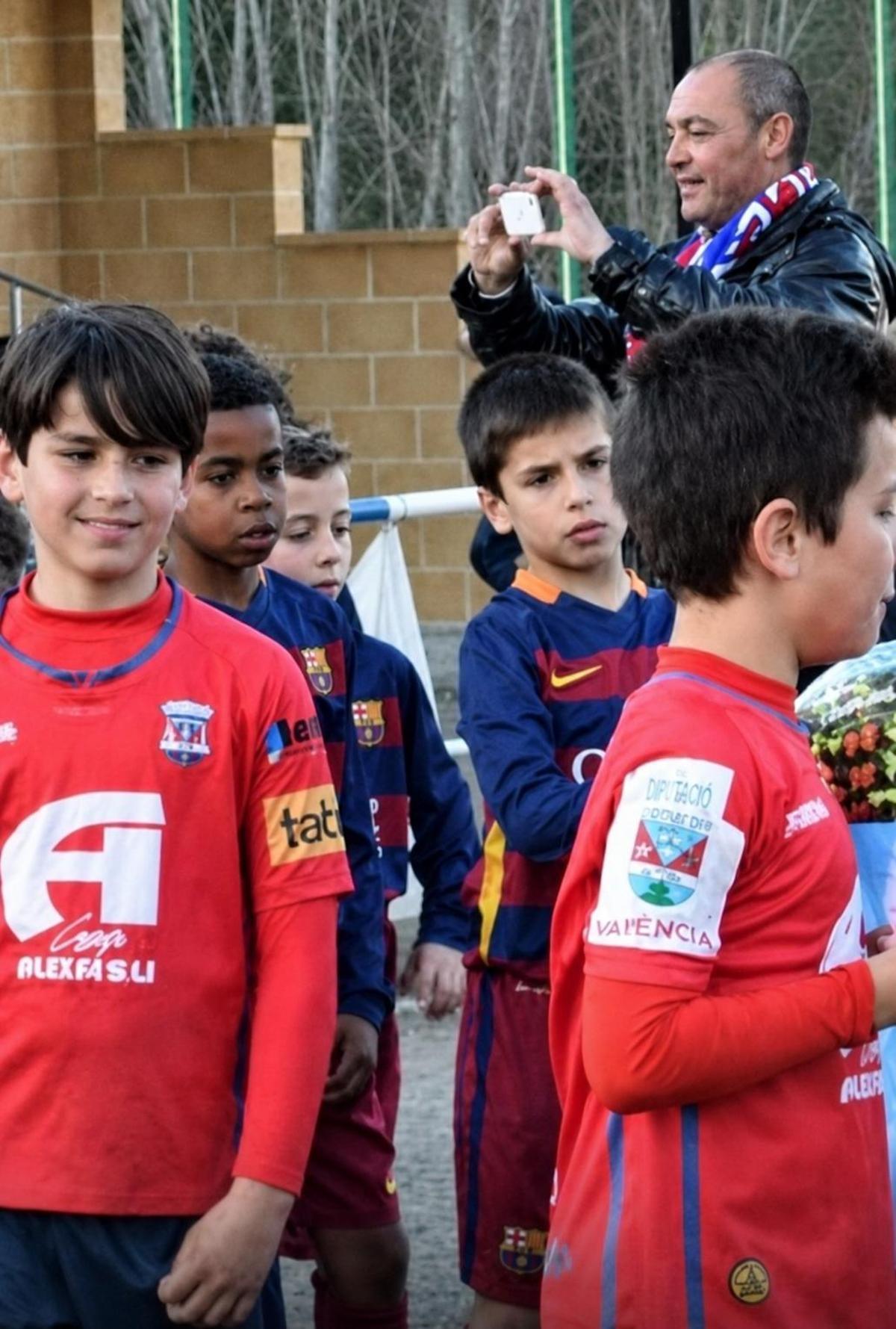 Lamine Yamal y Cubarsí, detrás de jugadores del Diocesano.