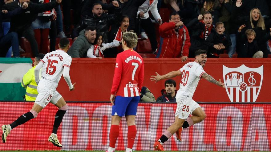 El delantero del Sevilla, Isaac Romero (d), celebra el primer gol del equipo sevillista durante el encuentro correspondiente a la jornada 24 de Primera División en el estadio Sánchez Pizjuán, en Sevilla. EFE/ Julio Muñoz.