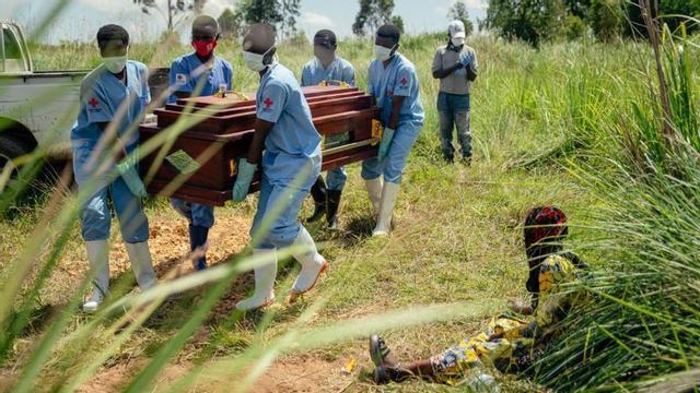 Membres de la Creu Roja congolesa porten al cementiri el taüt  d’una dona presumptament morta d’Ebola, al juny a Bunia.  | JOSPIN MWISHA / AFP