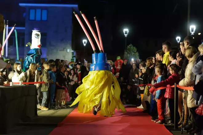 Pasarela de Antroxu en Llanera: así fue la espectacular noche en la que desfiló hasta la sardina