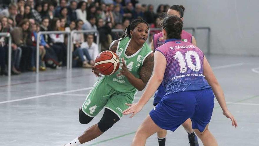 Joy Brown intenta penetrar entre dos jugadoras del ADBA.