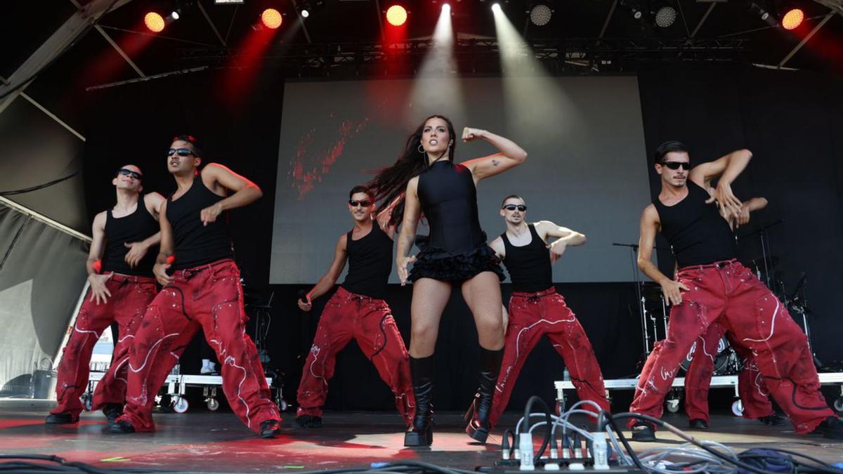 Miriam Rodríguez, con su cuerpo de baile. |  Germán Barreiros/ Roller Agencia