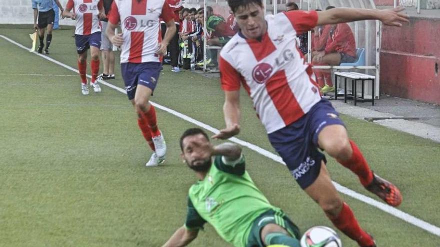 Firi trata de zafarse de un rival en una acción del partido de ayer. // Santos Álvarez