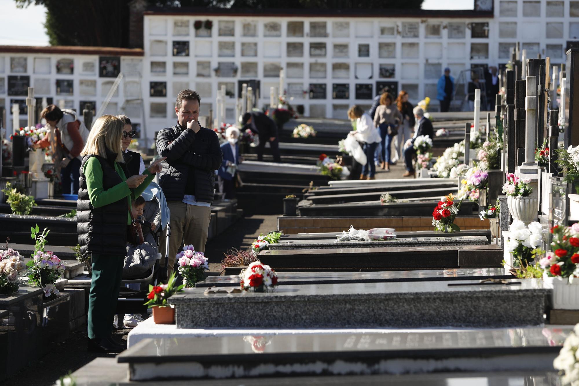 La celebración del día de Todos los Santos en el cementerio El Salvador de Oviedo.