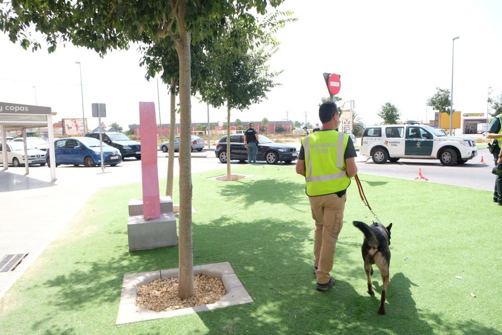 Despliegue de la Guardia Civil en el barrio del Rincón de Redován para poner coto a la venta al menudeo de droga