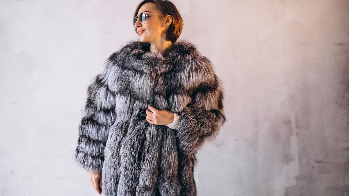 Una mujer con abrigo de pelo