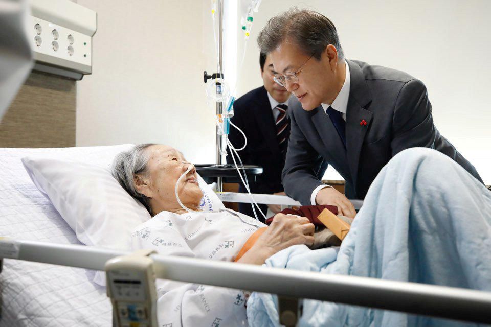 South Korean President Moon Jae-in meets with ...