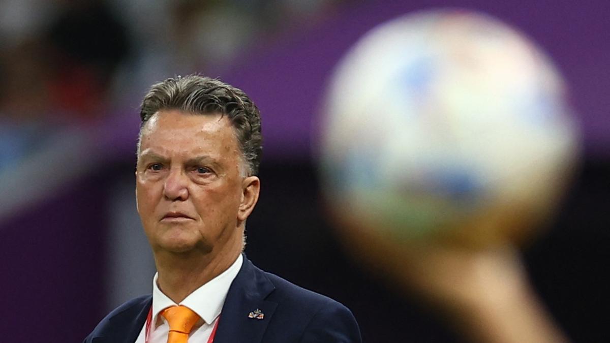 Luis van Gaal observa el partido antes de un saque de banda