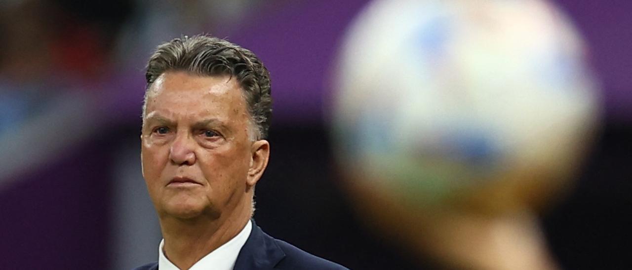 Luis van Gaal observa el partido antes de un saque de banda