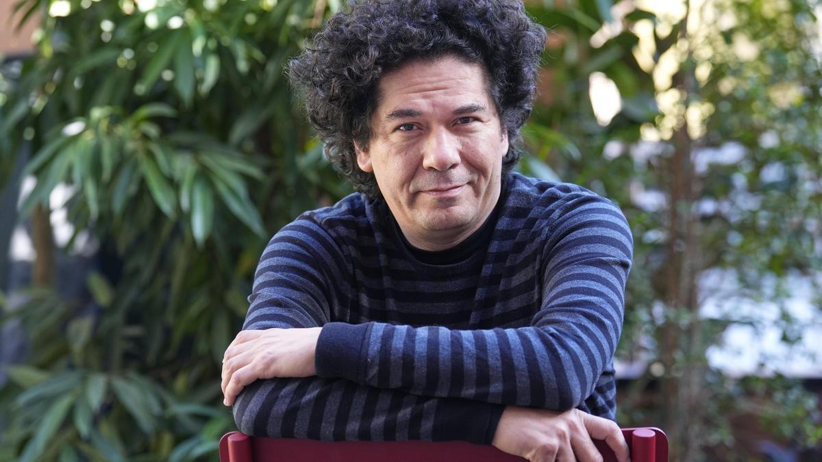 El escritor Juan Pablo Villalobos, autor de 'El pasado anda atrás de nosotros'
