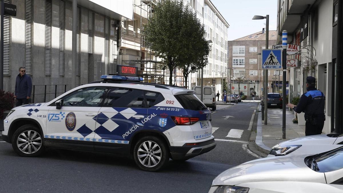 Un conductor sin carné y sin seguro choca contra tres motos y un coche tras circular en sentido contrario por la rúa do Hórreo