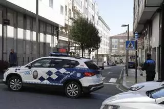 Un conductor sin carné y sin seguro choca contra tres motos y un coche tras circular en sentido contrario por la rúa do Hórreo