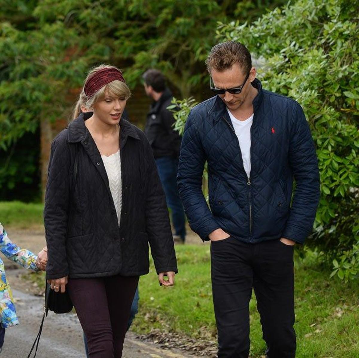 Taylor Swift y Tom Hiddleston hablan mientras pasean
