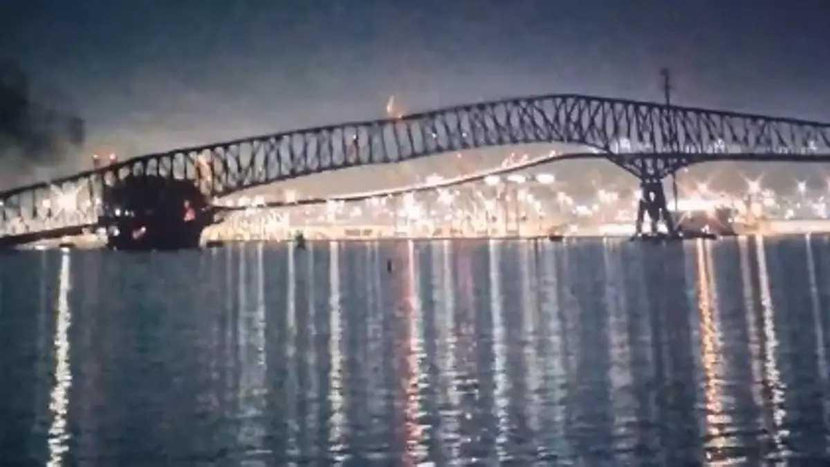 Moment de la col·lisió del vaixell en el pont