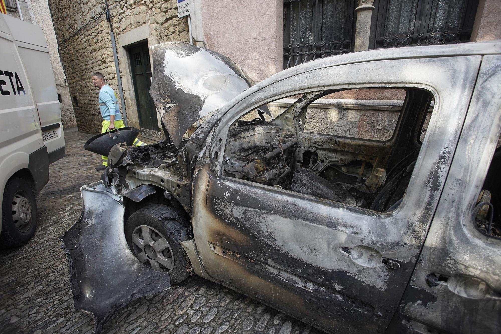 Crema una furgoneta aparcada al Barri Vell de Girona