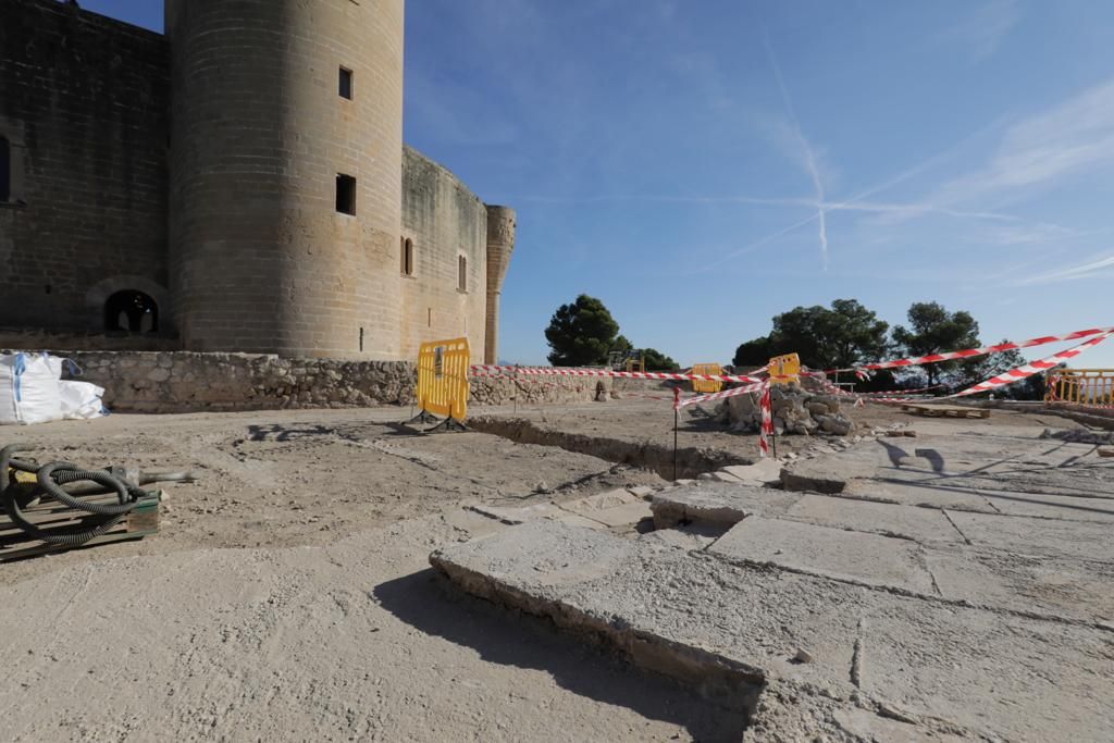 Las obras de rehabilitación en Bellver dejan al descubierto un muro medieval