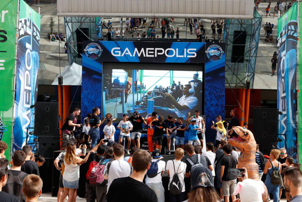 En la primera jornada de Gamepolis, los visitantes (muchos de ellos disfrazados de sus personajes favoritos del comic o del cine) han podido disfrutar de la zona de videojuegos y máquinas recreativas.