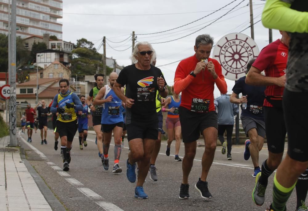 Los corredores del maratón completan la primera mitad del recorrido en los alrededores de Samil y Coruxo.