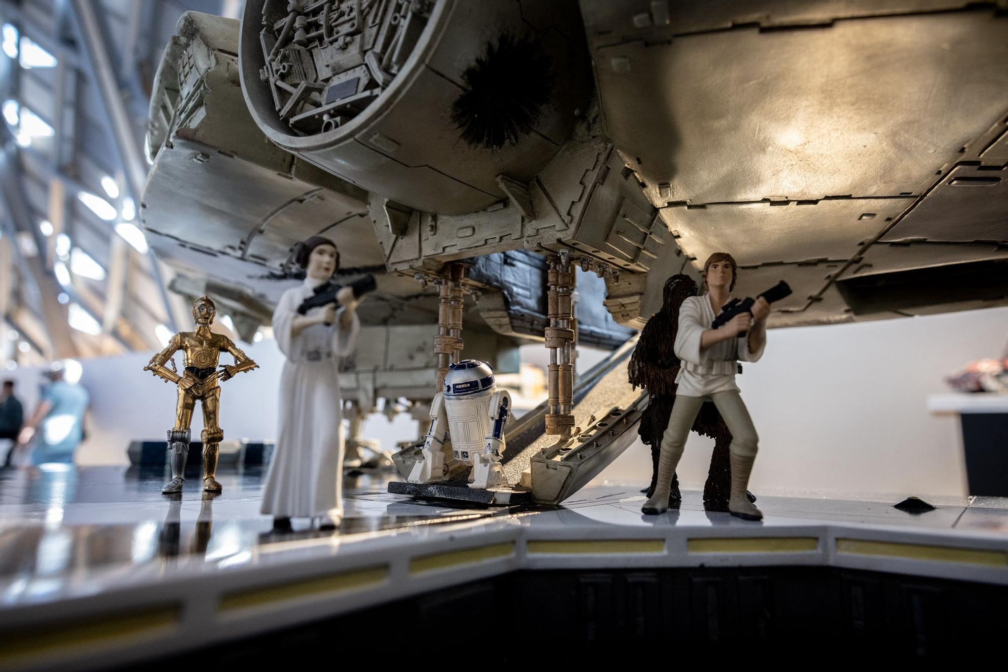 En imágenes | La exposición 'Más allá de la galaxia' llega al Mobility City de Zaragoza