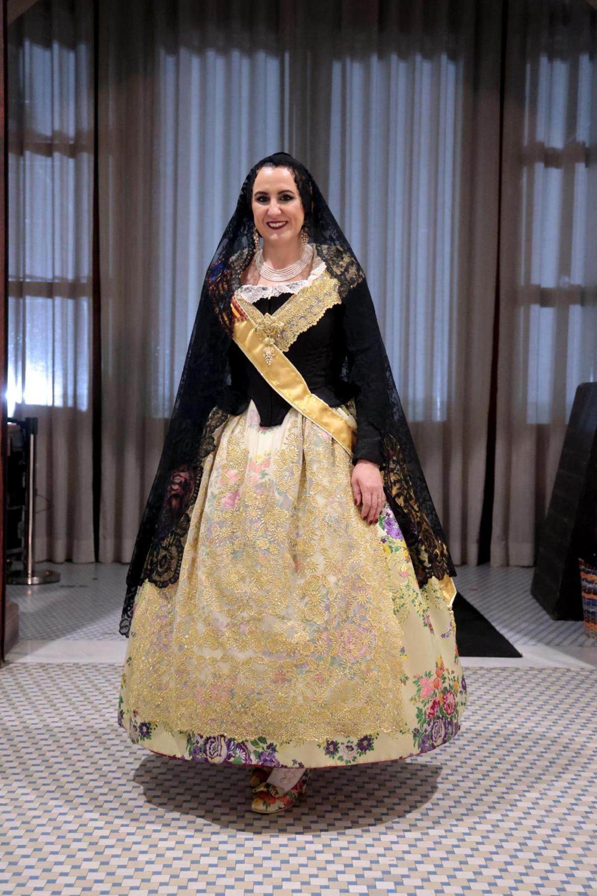 La alcaldesa, con el traje al completo
