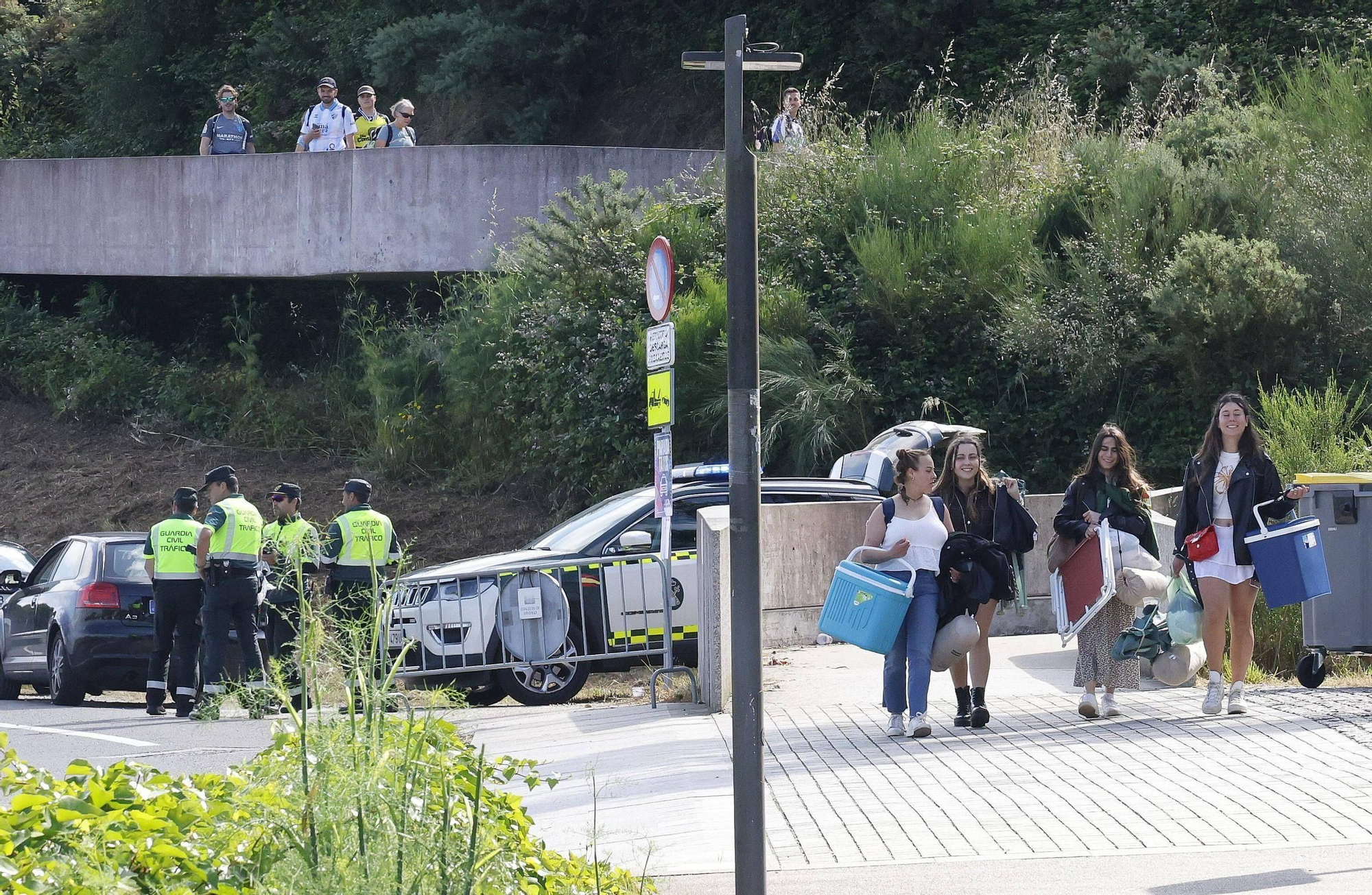 Vuelta a la realidad, paso a paso y mochila a cuestas: los campistas abandonan el Monte do Gozo