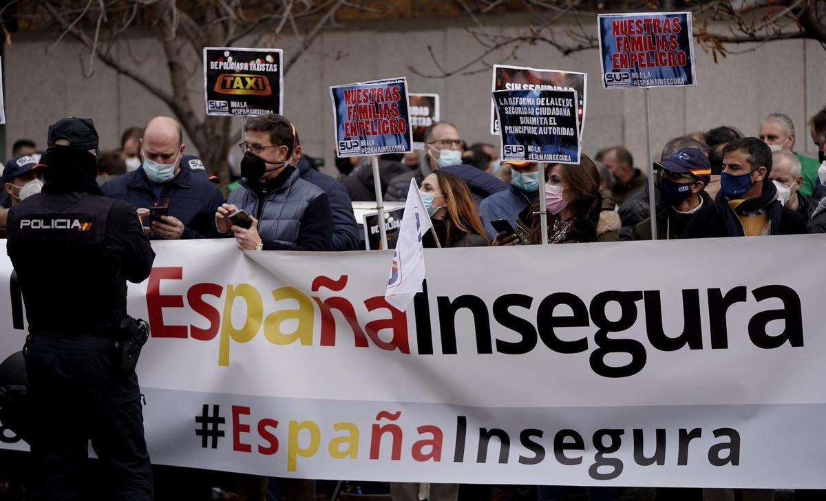 La foto de Colón se repite en las protestas policiales contra la reforma de la ley mordaza