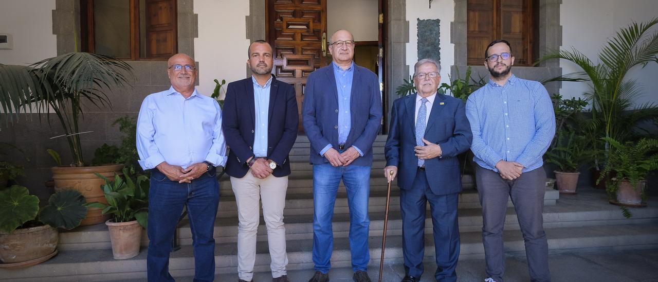 De izquierda a derecha, Umpiérrez, Martín Sosa, Armengol, Bravo de Laguna y Carrión, ante la puerta del Ayuntamiento de Santa Brígida.