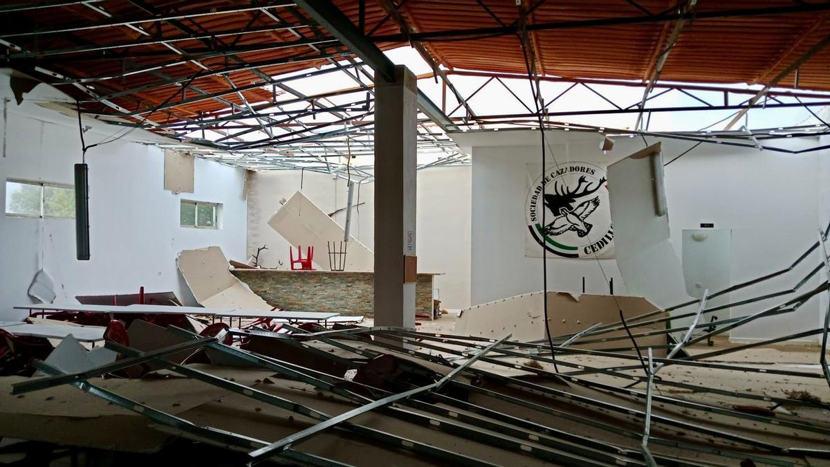 Imagen de cómo ha quedado el interior de la nave de la Sociedad de Cazadores de Cedillo.